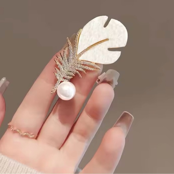 Crystal Feather Brooch - Picture 3 of 5